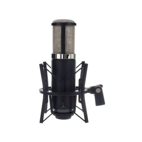 AKG P820